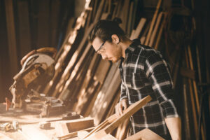 charpentiers-man-travailleur-du-bois-fabriquant-meubles-maitre-artisanat-du-bois-regard-masculin-piece